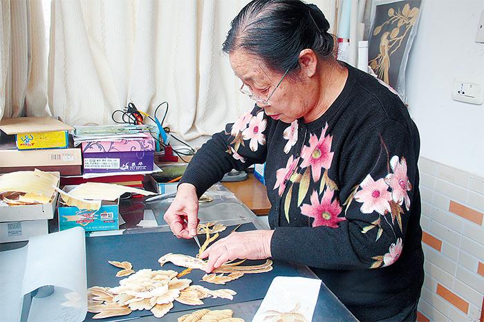 72歲老人的別樣生活:剪紙、做麥秸畫、旅游寫生