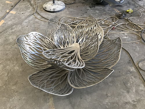 不銹鋼加工廠家?guī)憬庾x不銹鋼工藝品的藝術